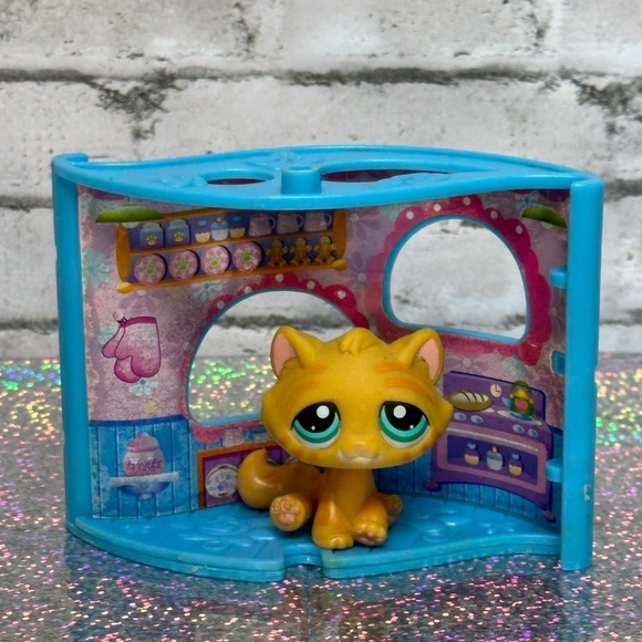 Littlest Pet Shop LPS Cat Kitten #300 in Stackable Pet Nook - Picture 1 of 13